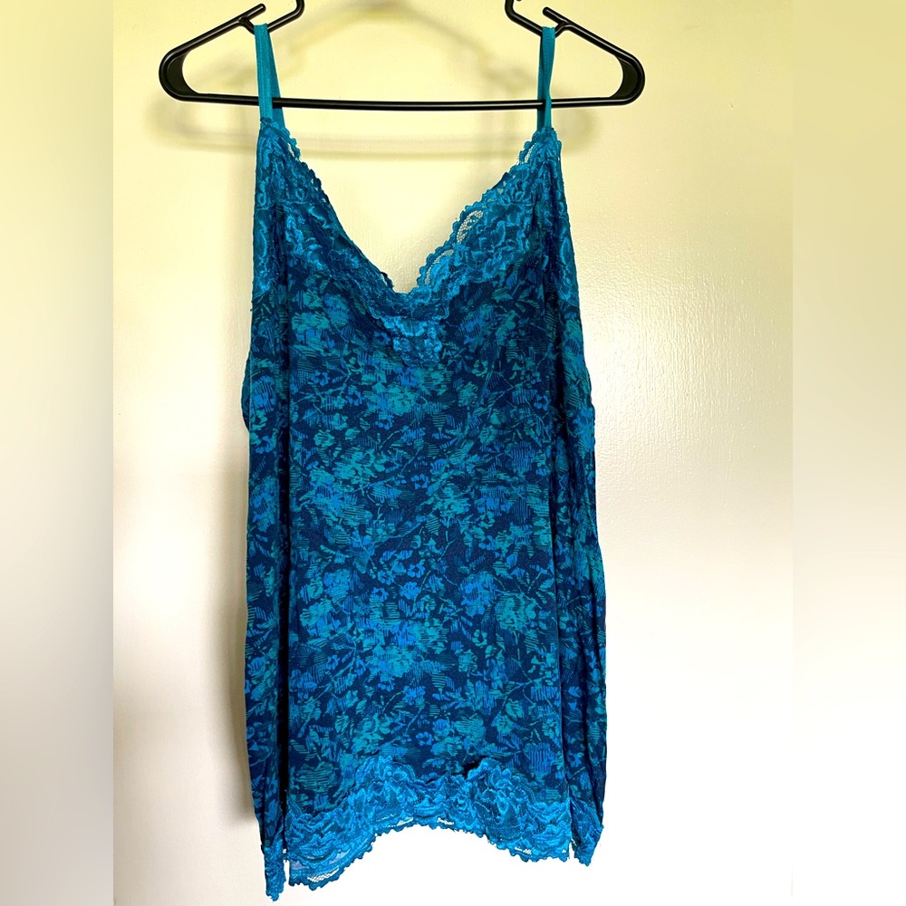 Floral tank with lace in blues